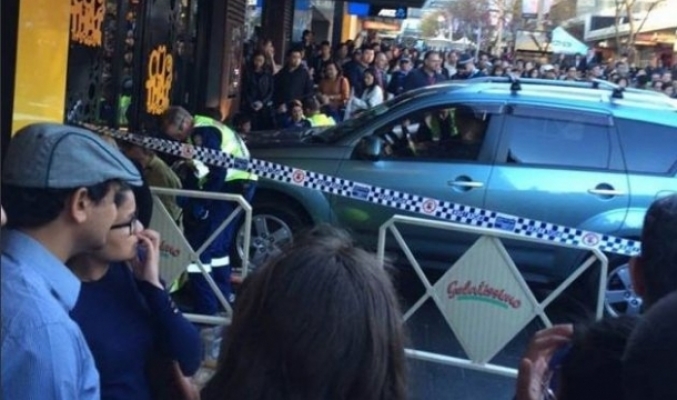 O mașină a intrat în mulțime la Sydney. Cel puțin cinci persoane au fost rănite, inclusiv un bebeluș - accidentsydney97754300-1503133294.jpg