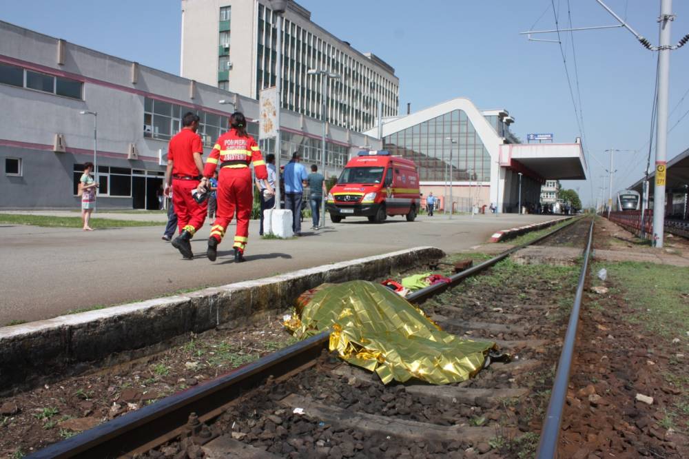 TRAGEDIE FEROVIARĂ / Două femei au murit după ce mașina lor a fost lovită de tren - accidenttren2-1474128174.jpg