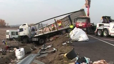 Șoferul de TIR care a provocat accidentul din Ungaria a fost reținut - accidentungaria75075100-1320084850.jpg