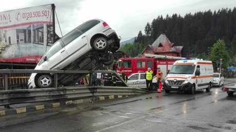 O mașină a rămas suspendată în poziție verticală pe un pod - accidentvamadorinfarcal300755800-1558180860.jpg