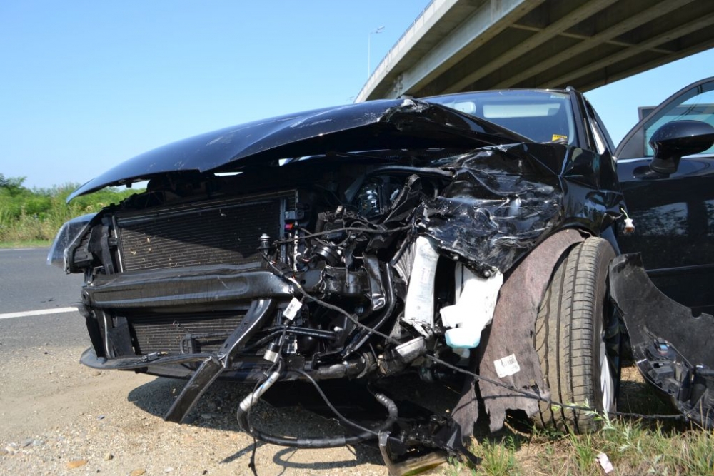 Un Volvo a intrat într-un Mercedes, pe strada Industrială. O victimă - accidentvolvomercedesovictima-1409470156.jpg
