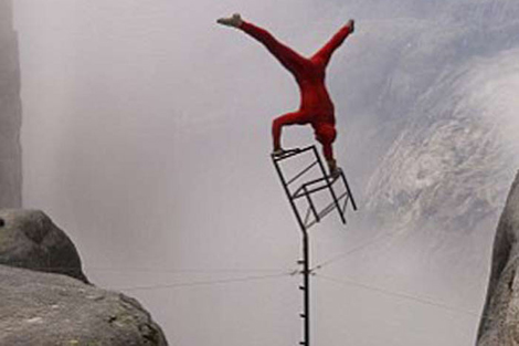 Vezi aici acrobatul care sfidează moartea! VIDEO - acrobat-1317622024.jpg