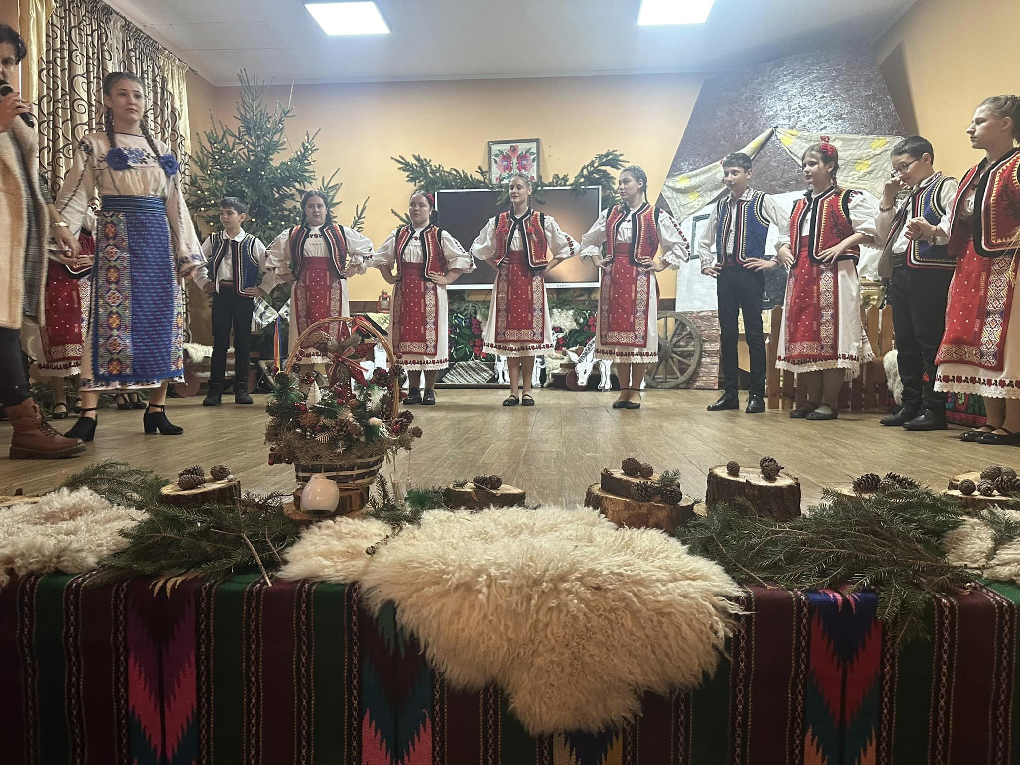 Primăria Adamclisi a organizat un spectacol tradițional, folcloric, la şcoala profesională - adamclisi-traditii-1702996392.jpg