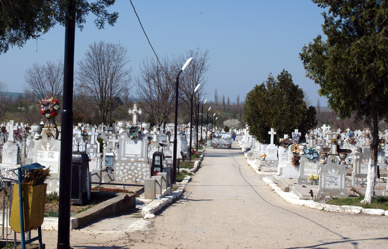 Primăria Medgidia efectuează lucrări de igienizare în cimitirul ortodox - administratiadinmedgidia1-1460569157.jpg