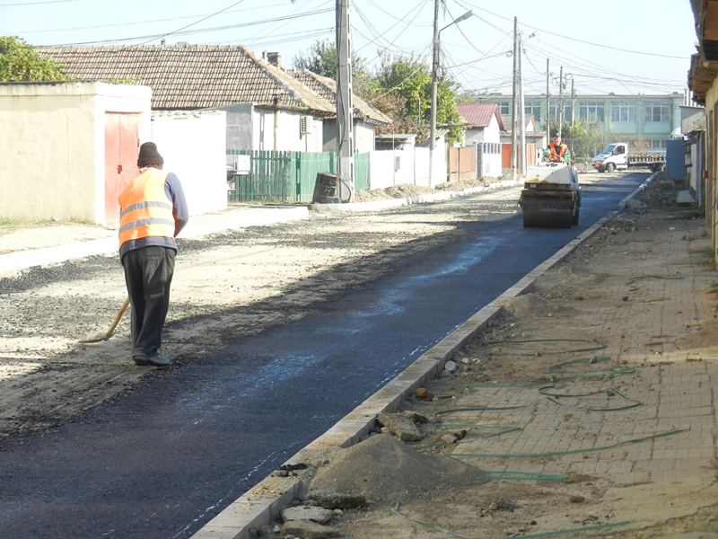 Administrația din Medgidia a dat startul asfaltărilor în oraș - administratiadinmedgidiaasfaltar-1446747940.jpg