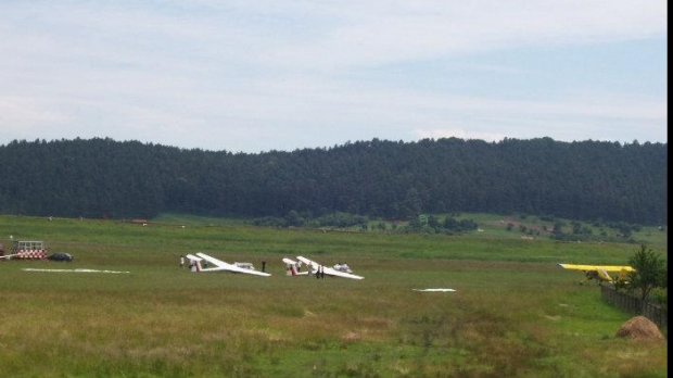 Accident aviatic în Brașov. Un aparat s-a prăbușit la aterizare - aerodrom53775900-1562435080.jpg