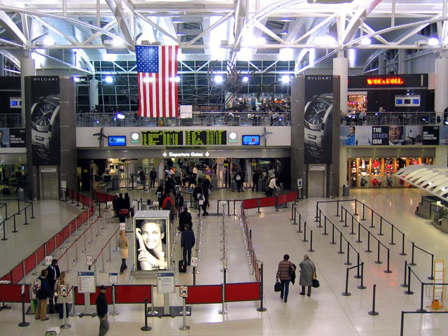 Controale reduse  pe aeroporturile americane  pentru bătrânii de peste 75 de ani - aeroport-1338128257.jpg