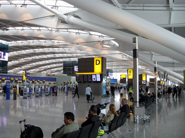 Două persoane suspectate  de terorism, arestate pe aeroportul Heathrow - aeroport-1349876073.jpg