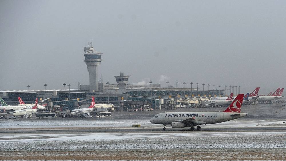 Iarna și-a intrat în drepturi. Sute de curse aeriene, anulate din cauza ninsorilor abundente - aeroportistanbul-1451569724.jpg