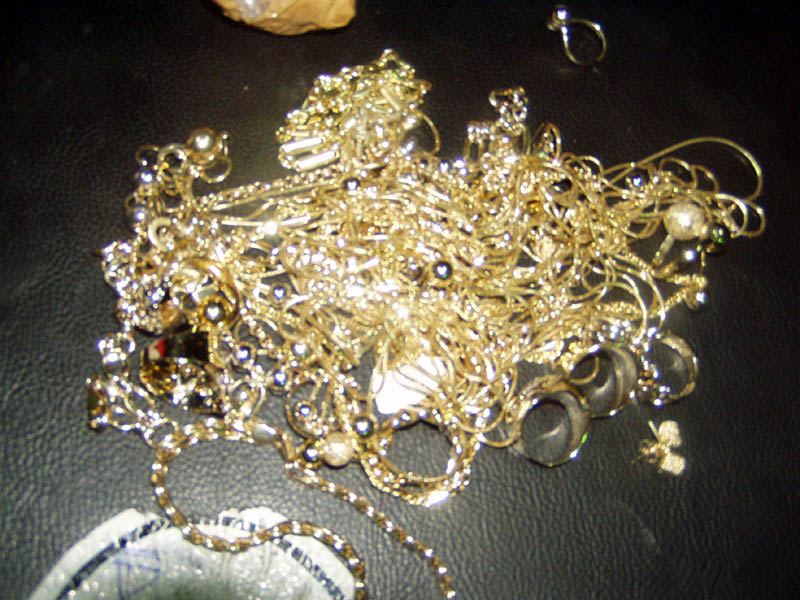 Polițiștii de frontieră au confiscat 300 de grame de bijuterii - af8f57de2e5181debd1b2fcc14790719.jpg