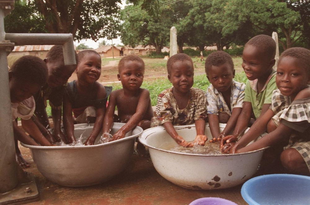 400 de milioane de africani nu au acces la apă potabilă - africanchildrenwaterbasins-1392719202.jpg