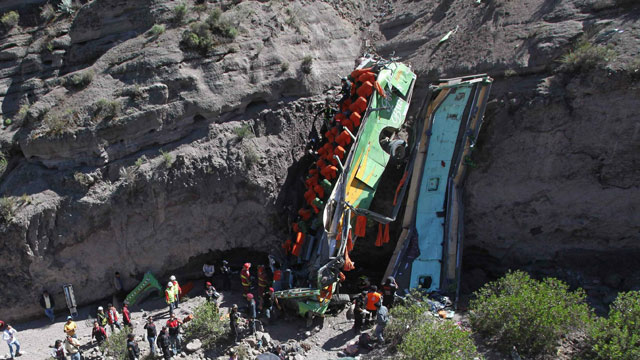 TRAGEDIE RUTIERĂ! Cel puțin 43 de persoane AU MURIT, după ce un autocar a căzut în PRĂPASTIE - aftermathoffatalbuscr016-1378795227.jpg