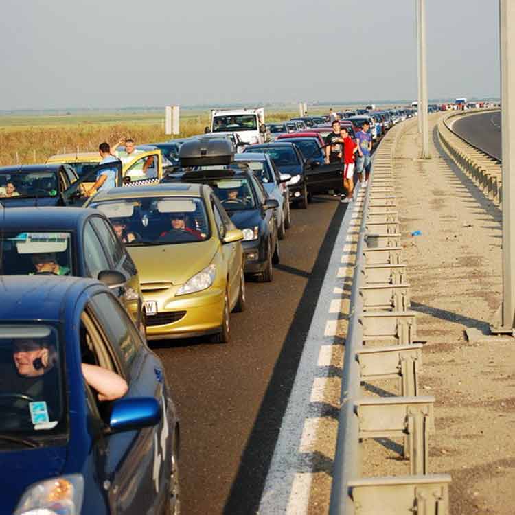 Trafic aglomerat în Constanța și pe A2. Ce măsură a luat Poliția Română - aglomeratautostradasoareluibloca-1407591776.jpg