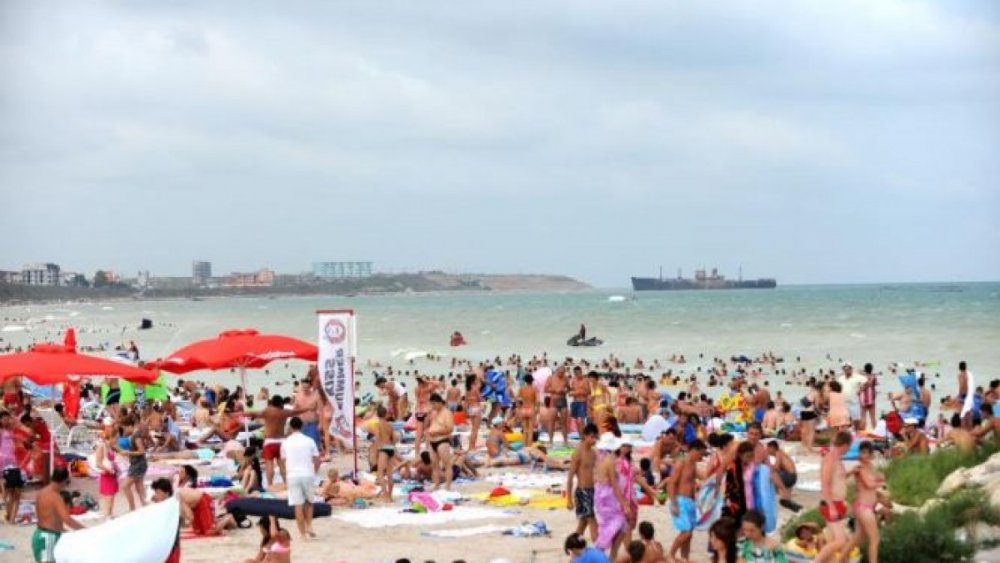 Cel mai aglomerat weekend la mare, peste 200.000 de turişti - aglomeratiemarepelitoralnimicnup-1627736697.jpg