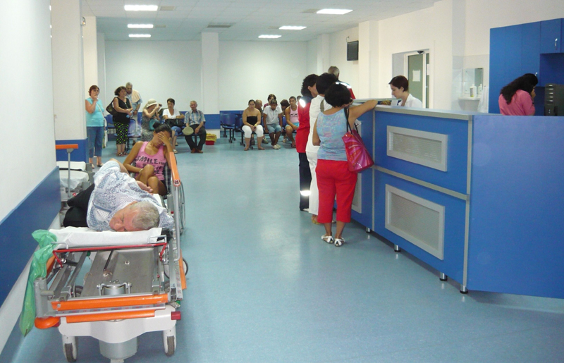 Spitalul și Ambulanța, sufocate de pacienți. Bolnavii se plâng că au așteptat  prea mult până au fost consultați - aglomeratiespital5-1502895455.jpg