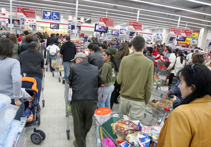Peste jumătate dintre români spun că au făcut cheltuieli mai mari în perioada sărbătorilor - aglomeratiesupermarket-1703677890.jpg