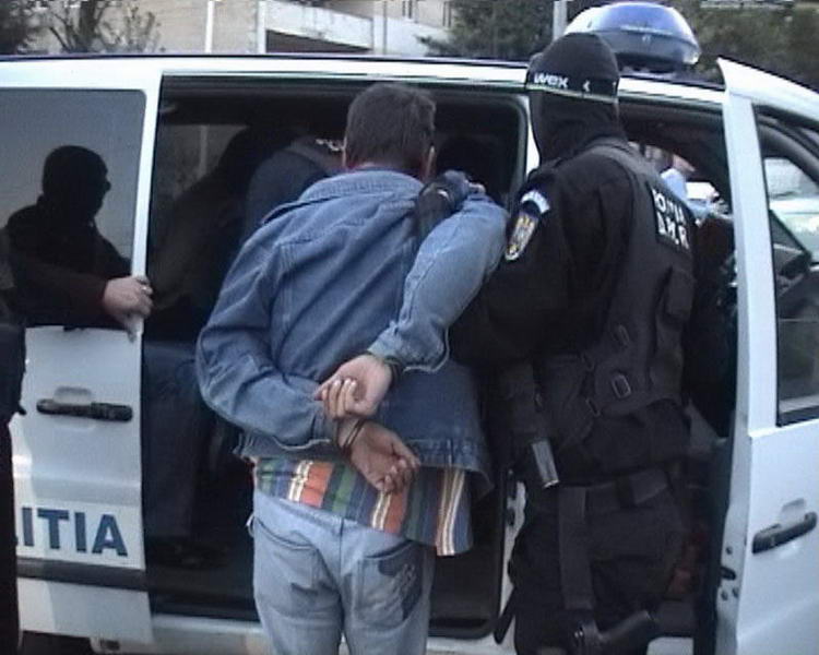 Agresorii unor polițiști lăsați liberi de judecători - agresorijandarmiarestat-1345667115.jpg