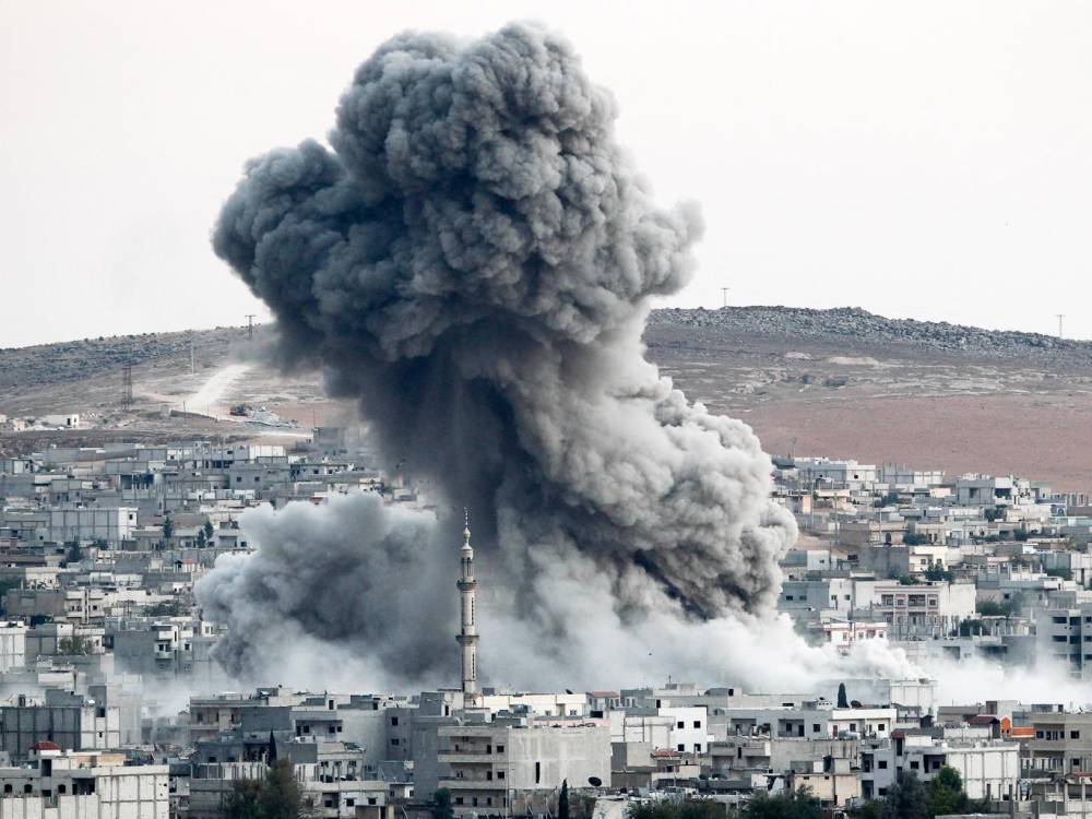 Atac aerian asupra unei tabere de refugiați: zeci de morți - airstrikesiria-1462516317.jpg