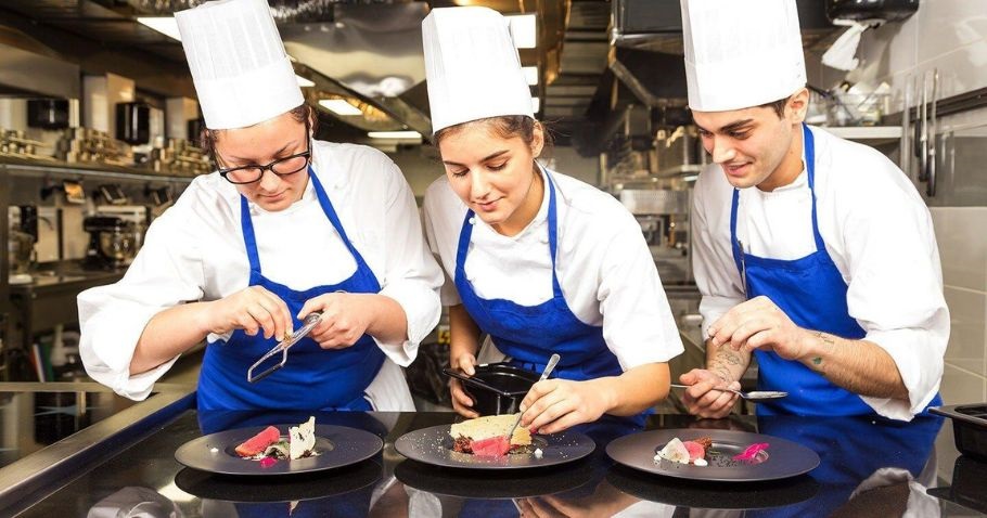 Cursuri de formare profesională pentru bucătar și lucrător comercial, organizate la Constanța - ajofm-1704978342.jpg