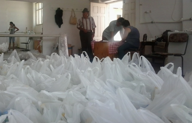 Pensionarii din Cernavodă primesc pachete cu alimente - ajutoarebatrani2-1372260644.jpg