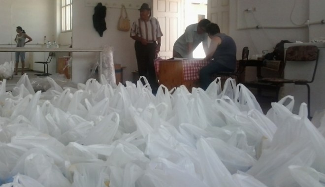Se dau pachetele cu alimente pentru nevoiași la Mangalia - ajutoarebatrani21372260644-1380536604.jpg