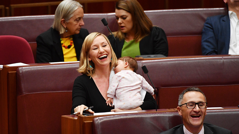 A scris istorie!  O deputată australiană și-a alăptat copilul  în Parlament - alaptare-1494412970.jpg