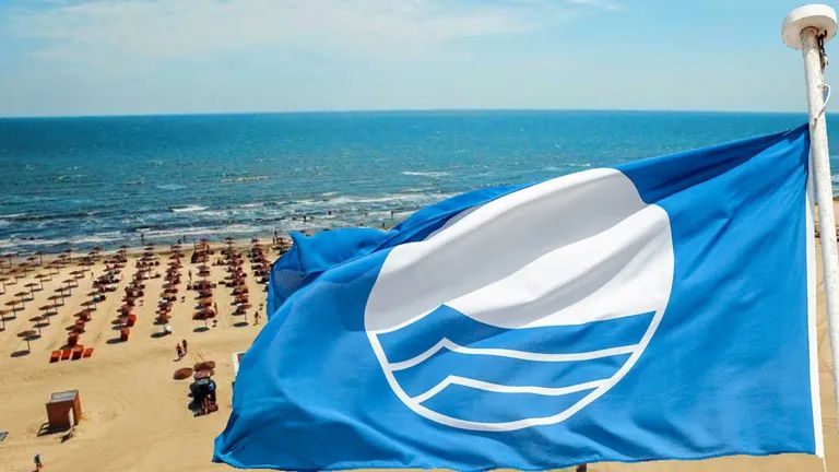 Ce reprezintă plajele marcate “Blue Flag”. Câte astfel de plaje există în România - albastru-1687522632.jpg