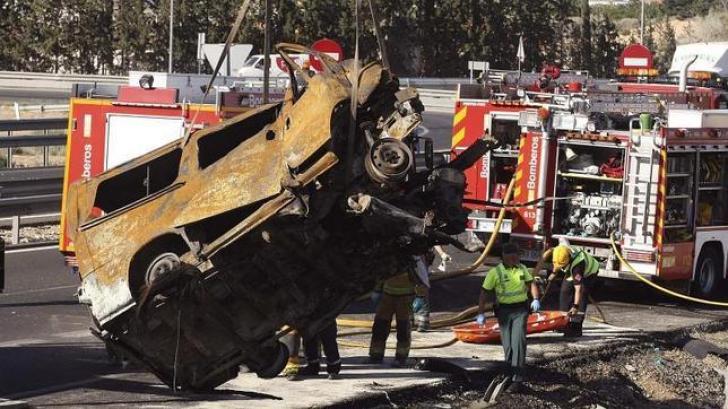 VIDEO. OPT ROMÂNI au MURIT într-un accident în Spania. Microbuzul lor, CARBONIZAT - albatera3644x36227309200-1406113595.jpg