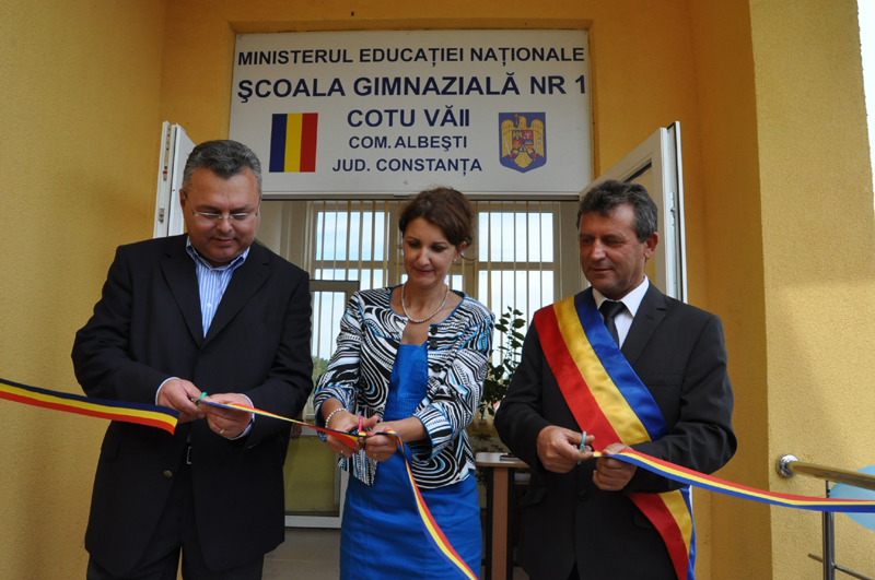 Primarul Gheorghe Moldovan a inaugurat noua școală din satul Cotu Văii - albesti-1379353031.jpg
