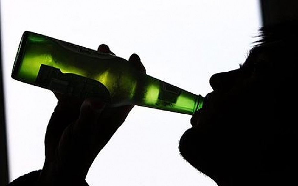 Tinerii care consumă alcool ar putea deveni dependenți - alcool-1369652450.jpg