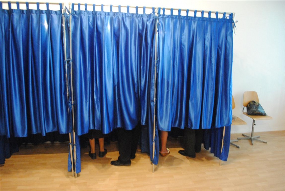 Peste 18.000 secții de votare vor fi organizate pentru alegerile parlamentare - alegeri-1352033407.jpg