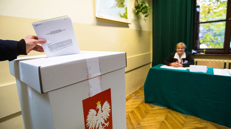 Alegeri în Polonia. Conservatorii câștigă teren în regiuni,  dar pierd marile orașe - alegeri-1540477178.jpg