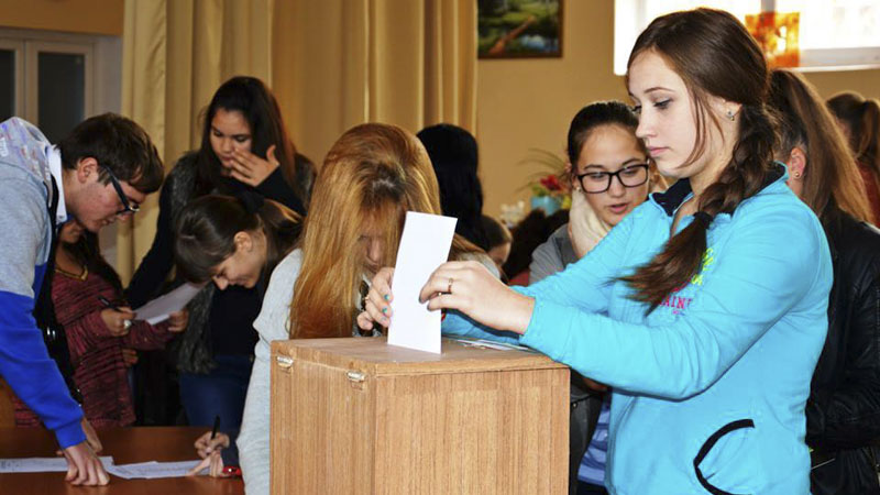 Peste 1,1 milioane de tineri vor vota la alegerile din data de 9 iunie pentru prima dată în viață - alegeritineriodn011015-1712324121.jpg