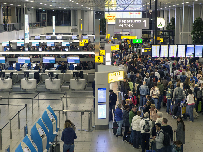 Alertă cu bombă  în Olanda. Aeroportul Schiphol din Amsterdam, evacuat - alertaaeroport-1460553212.jpg