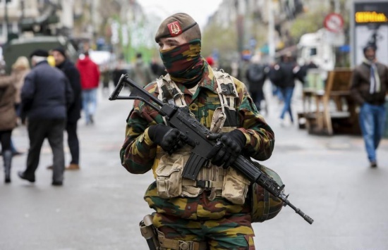 Alertă teroristă la Bruxelles. Un bărbat care purta o centură cu explozibil, reținut - alertateroristabruxellesnivelred-1466491239.jpg