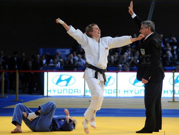 Jocurile Olimpice 2012: Alina Dumitru s-a calificat în semifinale la categoria 48 de kilograme - alinadumitru22aprafp-1343479490.jpg