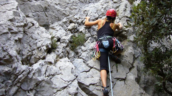 Alpiniști loviți de pietre. Femeie cu traumatism cranio-cerebral, inconștientă - alpinism100084528100-1522994418.jpg