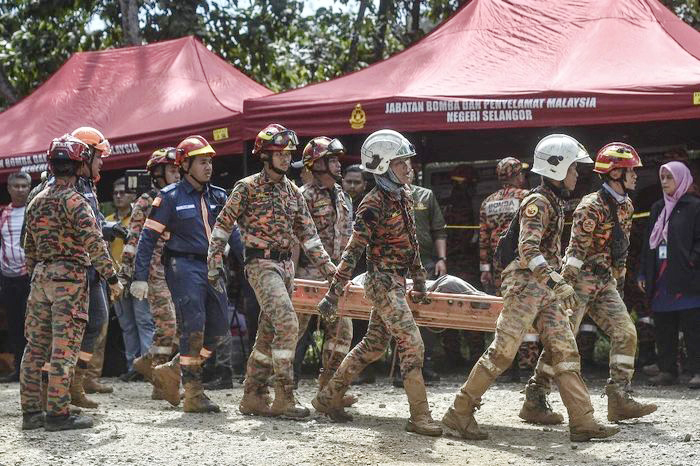 10 persoane aflate într-un camping au murit în urma unei alunecări de teren în Malaezia - alunecaremalaezia-1671215667.jpg