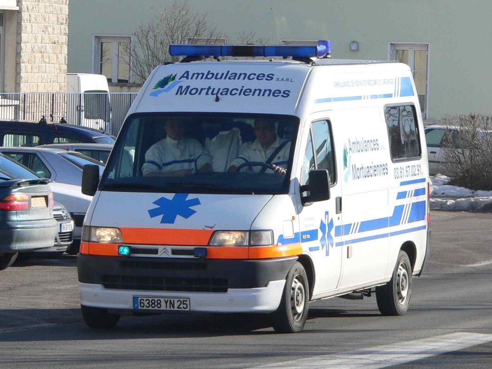 Patru români și un algerian au murit în Franța, într-un accident rutier teribil - ambulancep1030618-1373791011.jpg