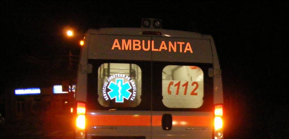 SCANDAL ÎN CLUB. Jandarm, spitalizat, după ce a fost bătut și tăiat de două femei - ambulant-1490612224.jpg