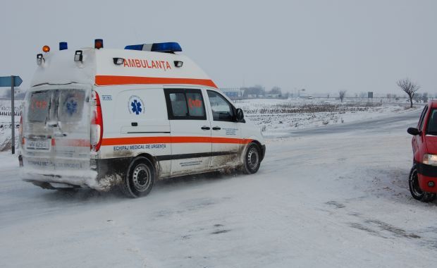 Cod portocaliu/ Utilajele RAJDP însoțesc o ambulanță spre General Scărișoreanu pentru a prelua un copil de patru luni - ambulanta-1327655728.jpg