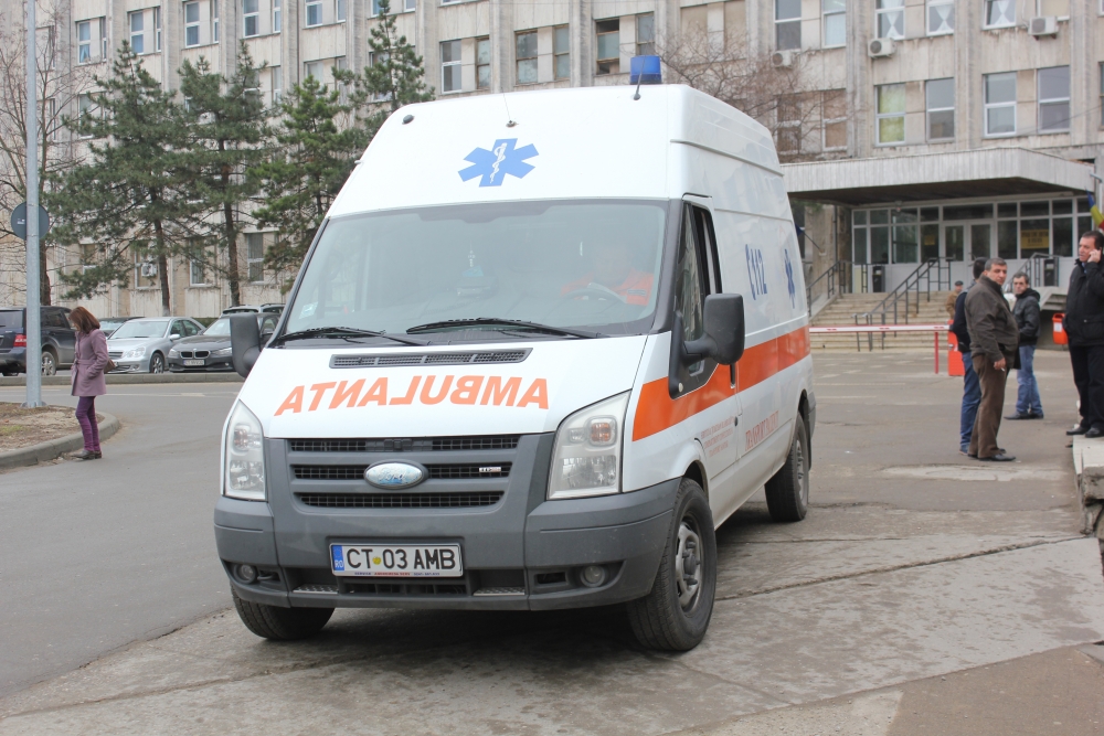 Accident rutier neobișnuit la Constanța - ambulanta-1363597351.jpg
