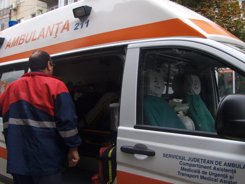 Accident cumplit la Termocentrala Turceni. Un bărbat a murit după ce un utilaj i-a smuls brațul - ambulanta-1364202711.jpg
