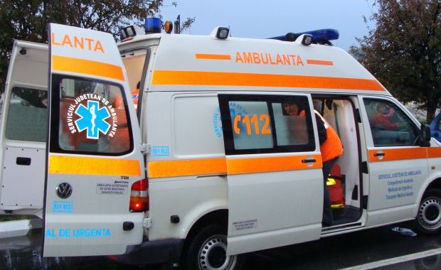 ACCIDENT AVIATIC BRĂILA / Mecanicul de zbor rănit grav va fi transferat la Spitalul Floreasca - ambulanta-1438424980.jpg