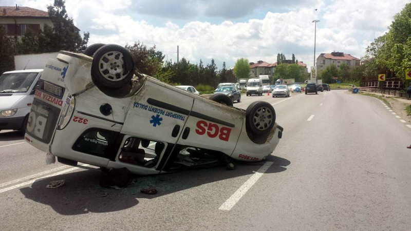 Grav accident rutier. Ambulanță făcută praf de un Audi Q7 - ambulanta-1494519972.jpg