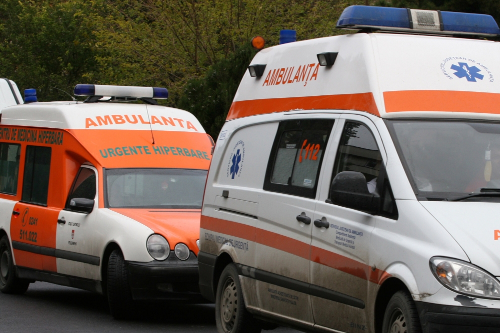 O ambulanță a Spitalului Militar a lovit două tinere - ambulanta11-1323356330.jpg