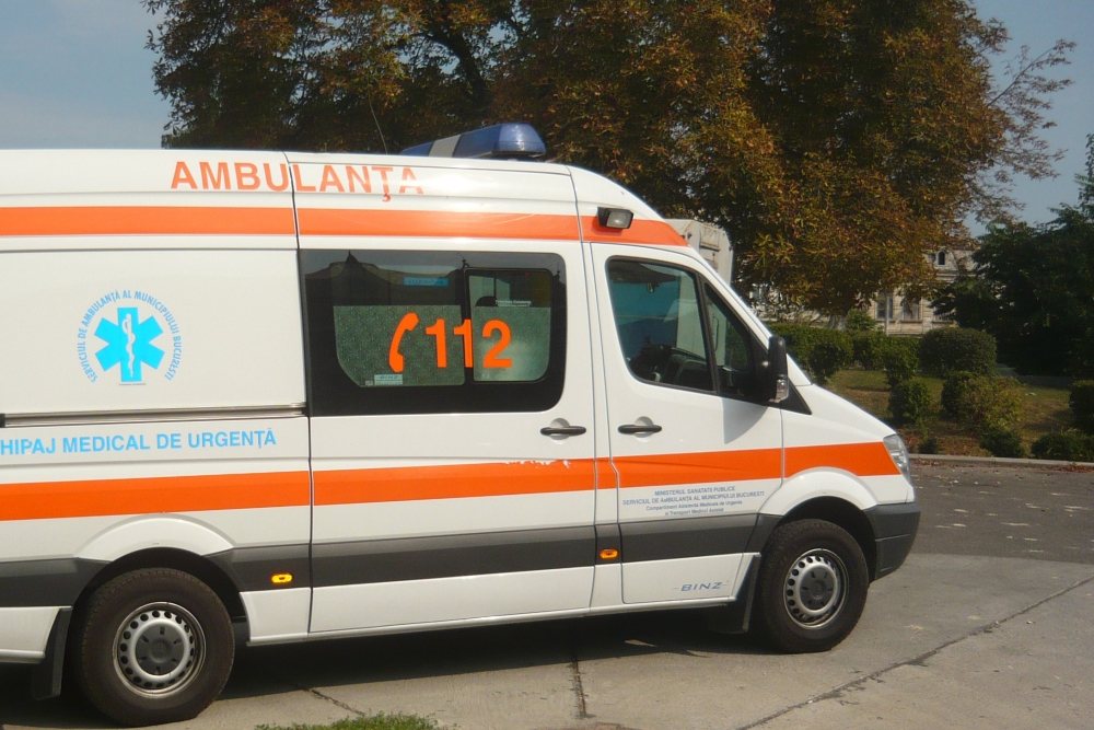 S-a răsturnat cu mașina pe drumul dinspre Nazarcea spre Ovidiu - ambulanta123-1352415260.jpg