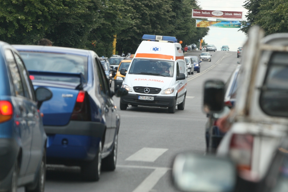 Un tânăr beat cu limuzină a provocat un accident rutier în cartierul Coiciu - ambulanta2-1323164645.jpg