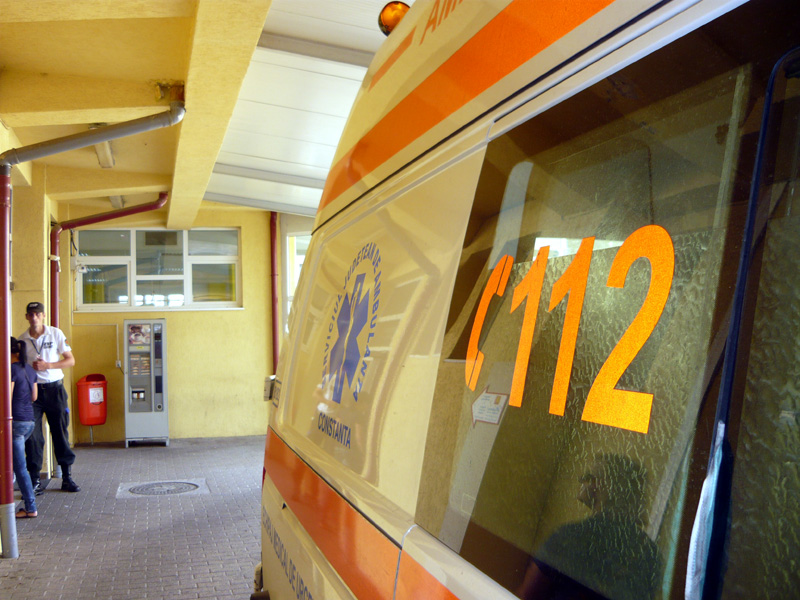 Accident rutier în Ovidiu. Un bărbat a ajuns la spital - ambulanta2-1411991565.jpg