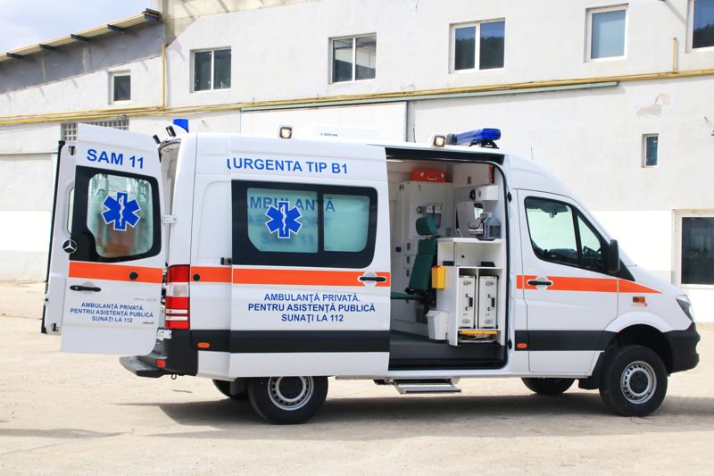 Accident îngrozitor în municipiul Constanţa. Bărbat lovit de TIR chiar pe trecerea de pietoni! - ambulanta2-1606150485.jpg